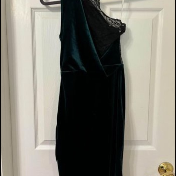 Lulu’s NWT- Gorgeous hunter green velvet cocktail dress. - Picture 2 of 6